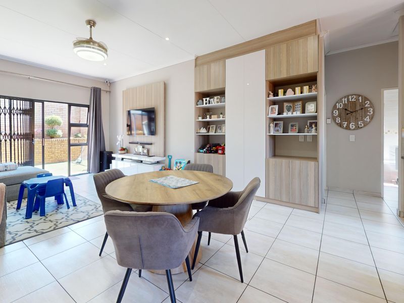 Sophisticated Open-Plan Living with Timeless Appeal - Photo 8