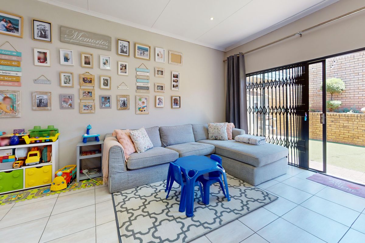 Sophisticated Open-Plan Living with Timeless Appeal - Photo 2