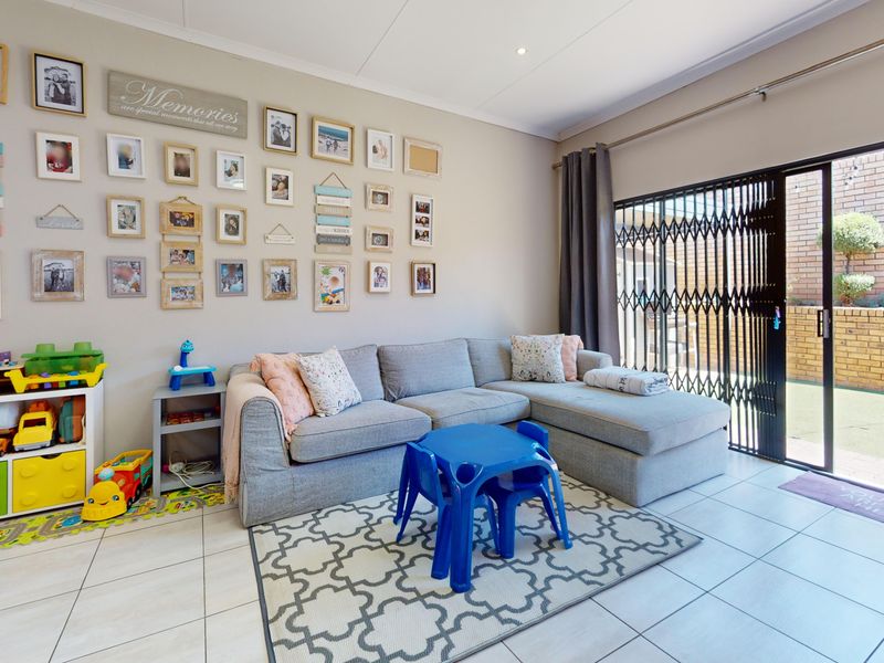 Sophisticated Open-Plan Living with Timeless Appeal - Photo 6