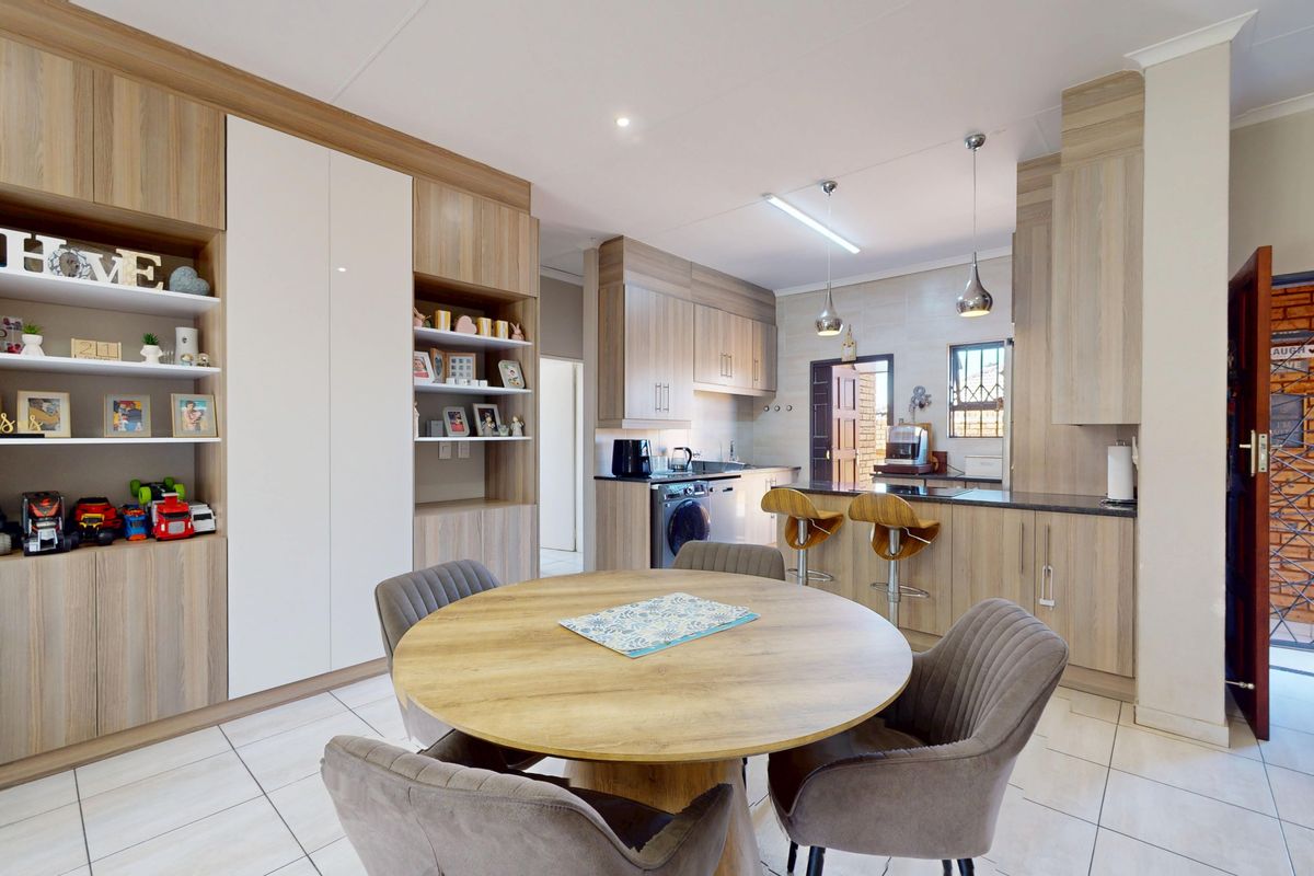 Sophisticated Open-Plan Living with Timeless Appeal - Photo 4