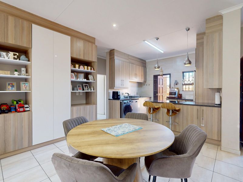 Sophisticated Open-Plan Living with Timeless Appeal - Photo 7