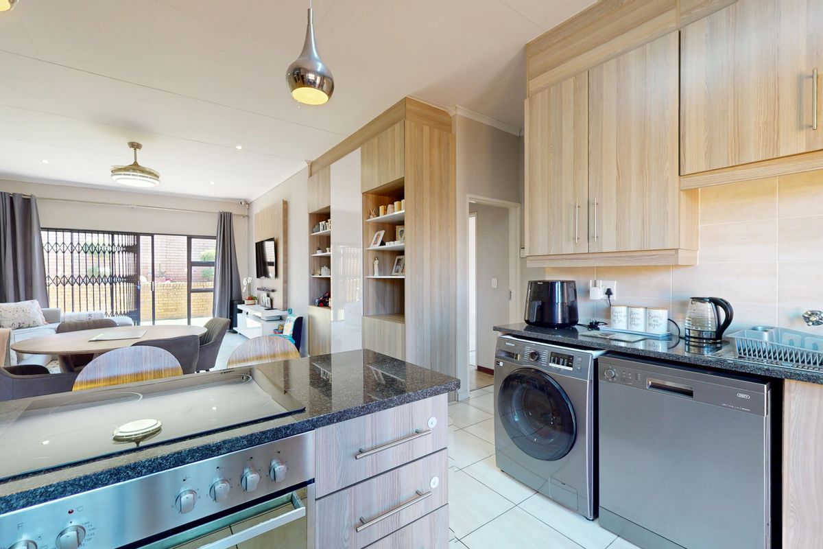 Sophisticated Open-Plan Living with Timeless Appeal - Photo 2