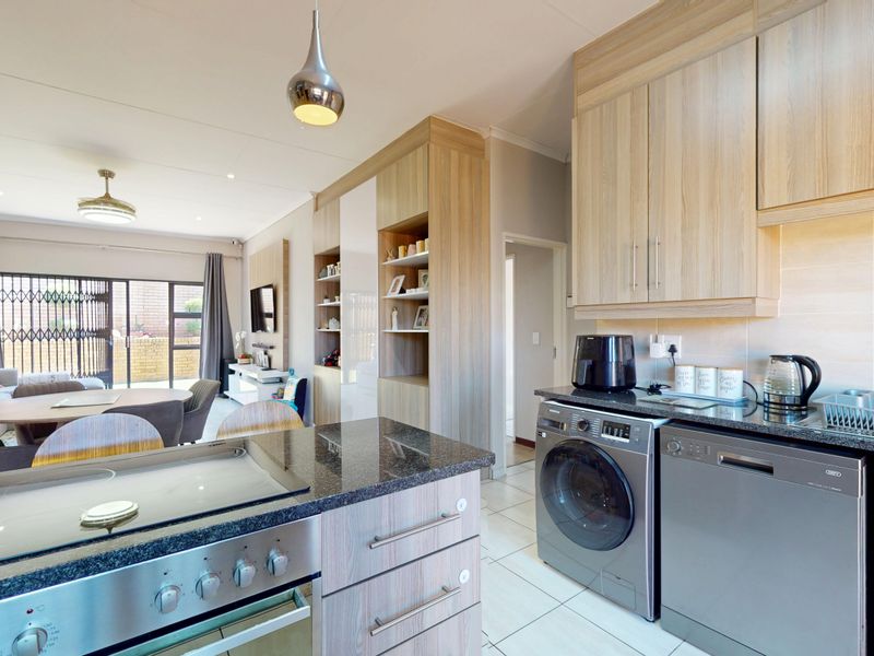 Sophisticated Open-Plan Living with Timeless Appeal - Photo 2