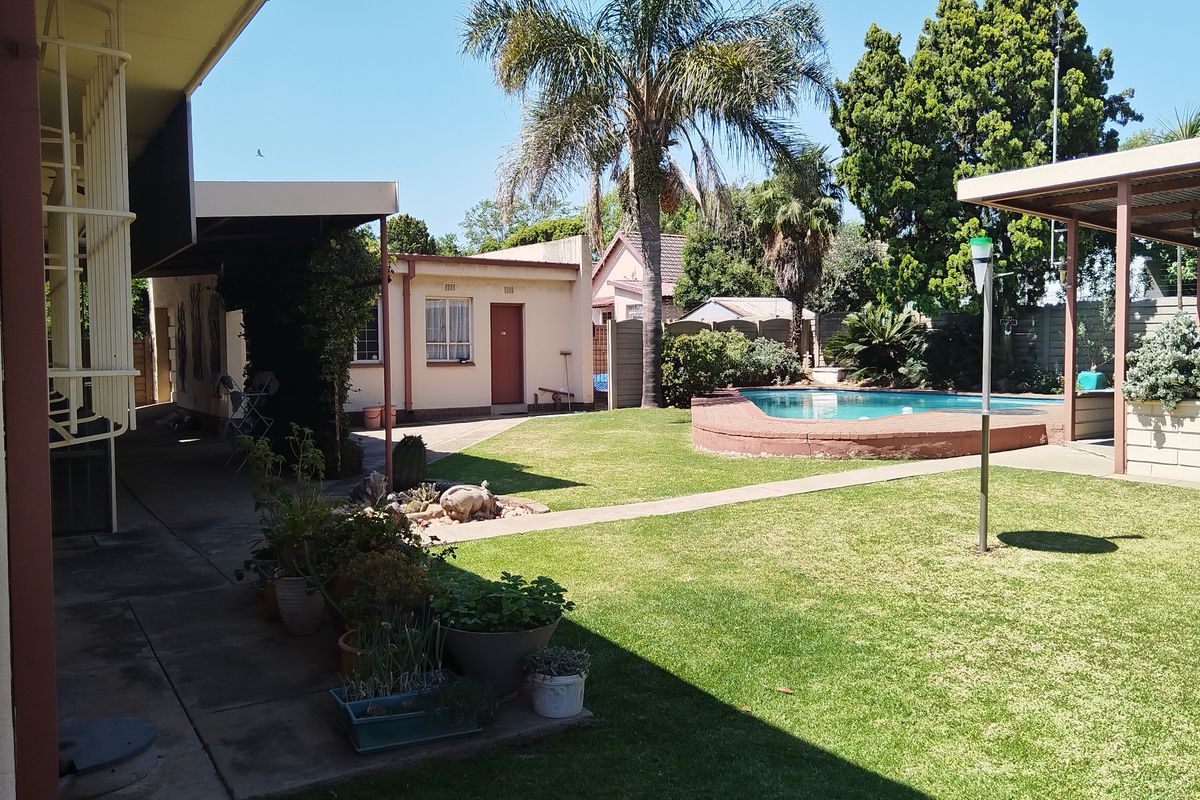 Charming Family Home in the Heart of Vanderbijlpark SE 7 - Photo 5