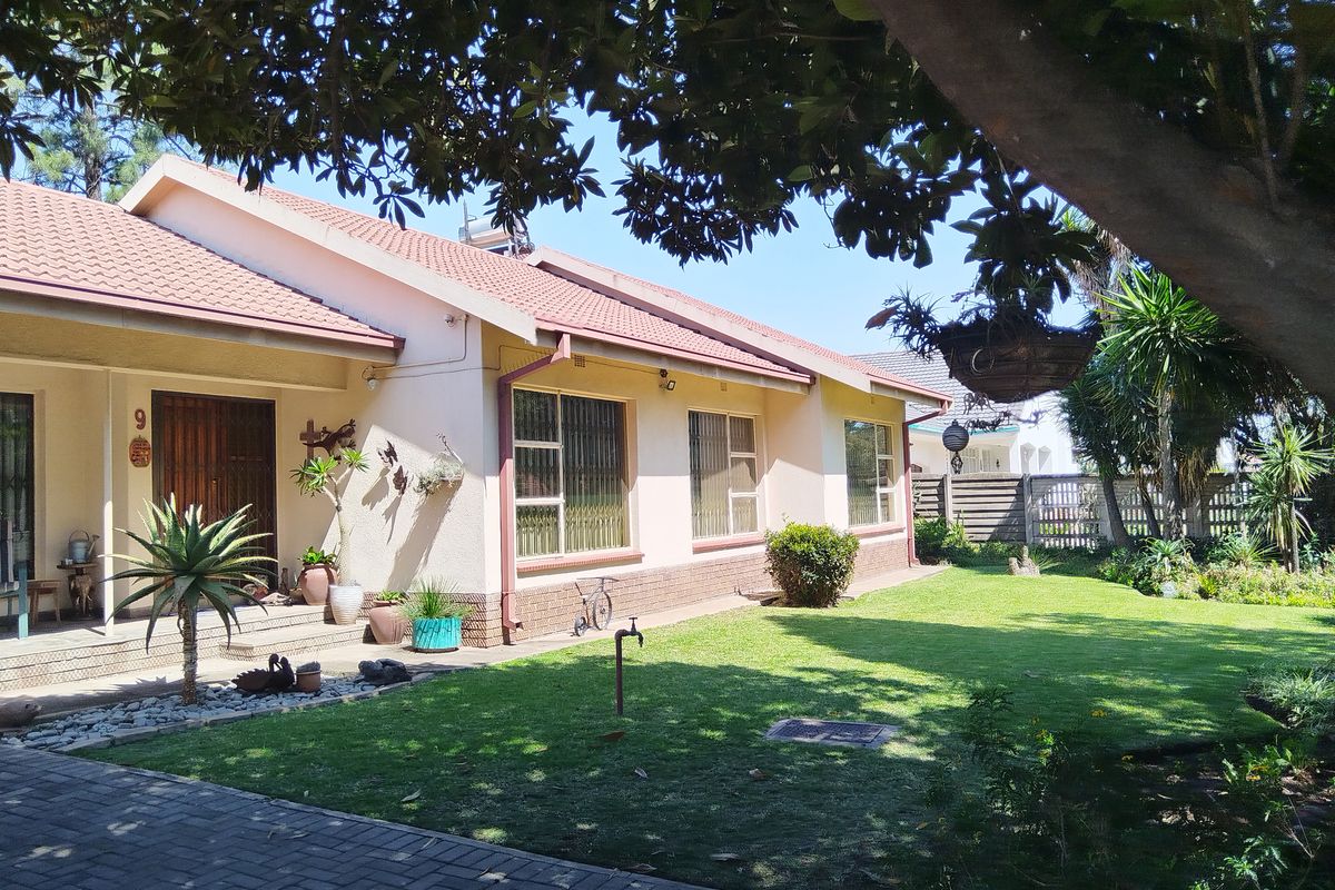 Charming Family Home in the Heart of Vanderbijlpark SE 7 - Photo 2