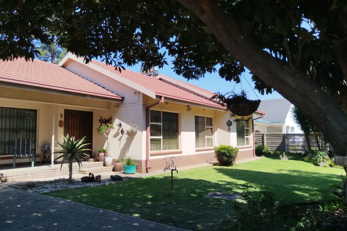 Charming Family Home in the Heart of Vanderbijlpark SE 7 - Photo 3