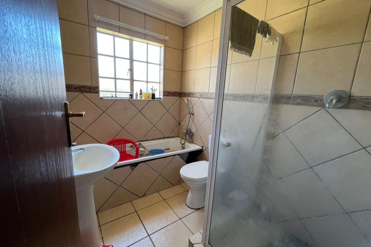 Cozy Comfort in a Secure Gated Community – Your Perfect Starter Home! - Photo 5