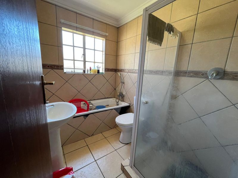 Cozy Comfort in a Secure Gated Community – Your Perfect Starter Home! - Photo 5