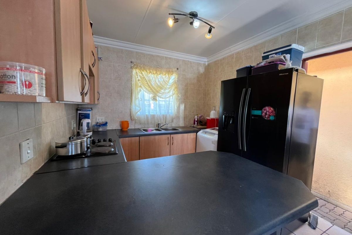 Cozy Comfort in a Secure Gated Community – Your Perfect Starter Home! - Photo 2