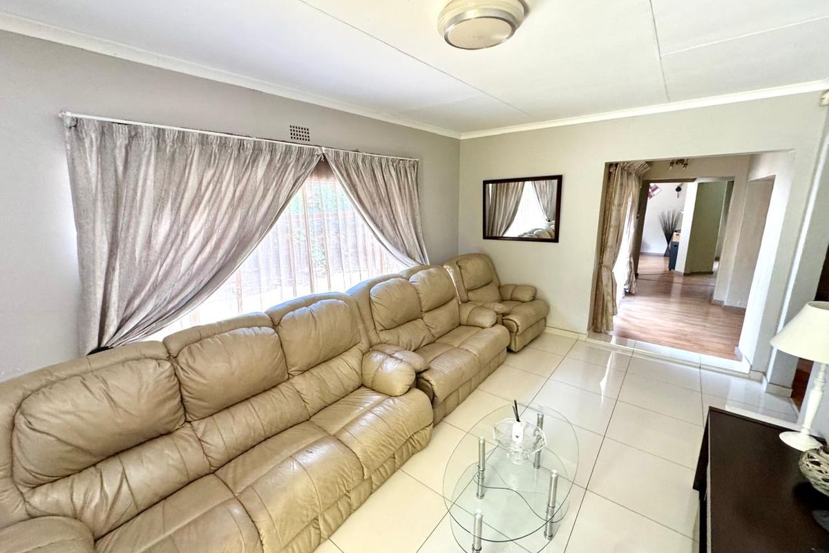 Spacious Family Home with Two Flats in Prime Trichardt Location - Photo 2