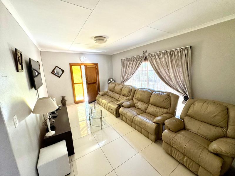 Spacious Family Home with Two Flats in Prime Trichardt Location - Photo 3