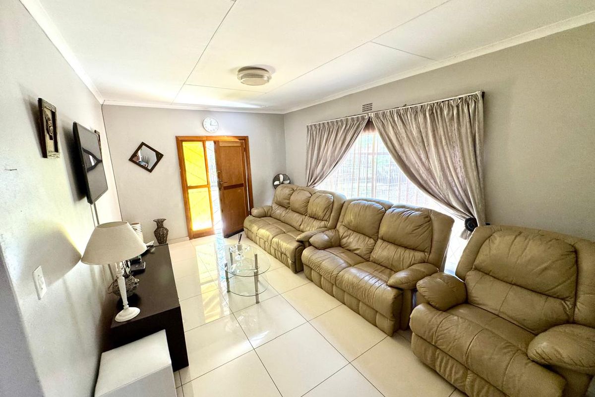 Spacious Family Home with Two Flats in Prime Trichardt Location - Photo 3