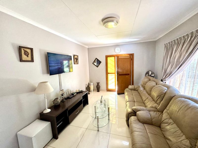 Spacious Family Home with Two Flats in Prime Trichardt Location - Photo 4