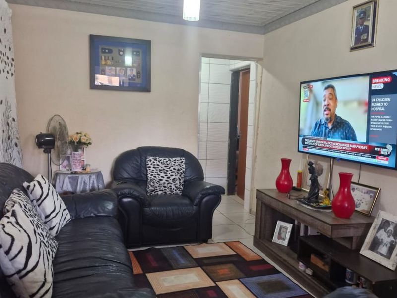 House For Sale In Akasia - Photo 2