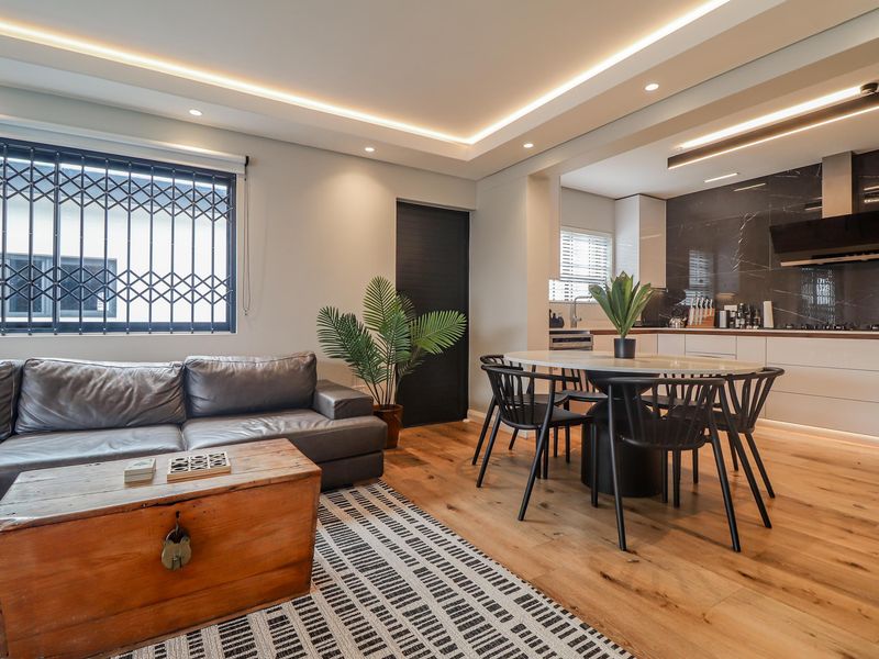 Luxurious 4-Bedroom Contemporary Home in Walmer - Photo 2