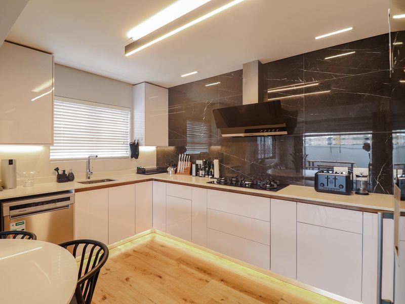 Luxurious 4-Bedroom Contemporary Home in Walmer - Photo 4