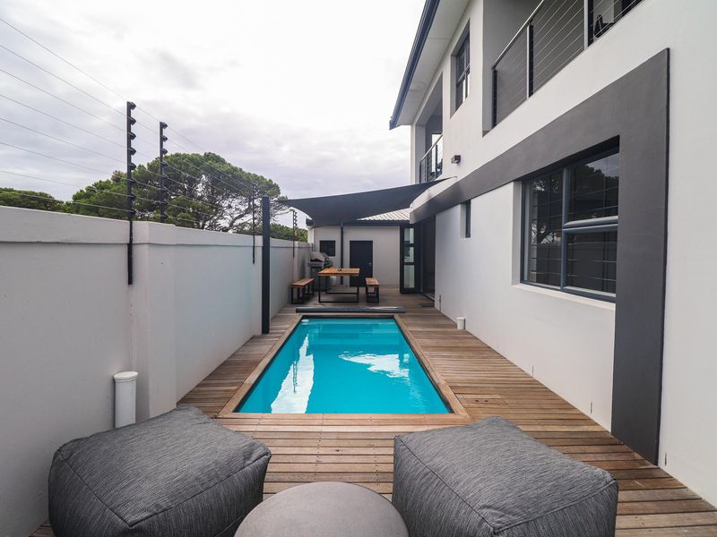Luxurious 4-Bedroom Contemporary Home in Walmer - Photo 7