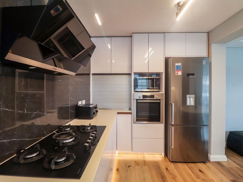 Luxurious 4-Bedroom Contemporary Home in Walmer - Photo 6