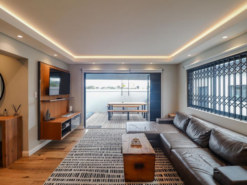 Luxurious 4-Bedroom Contemporary Home in Walmer - Photo 1