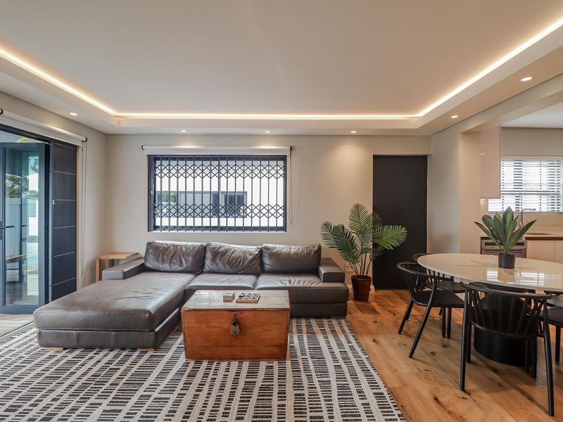 Luxurious 4-Bedroom Contemporary Home in Walmer - Photo 3