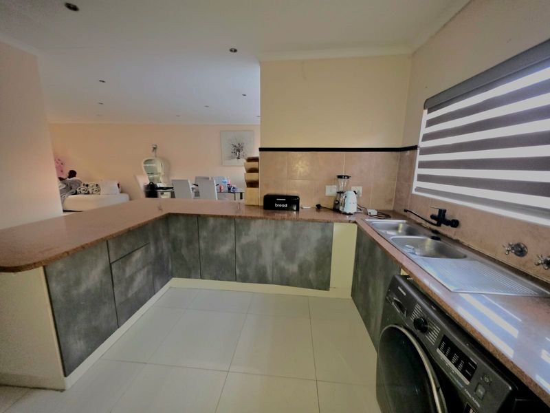 Exceptional Living: 3-Bedroom Simplex within Crescent Wood Estate - Photo 5