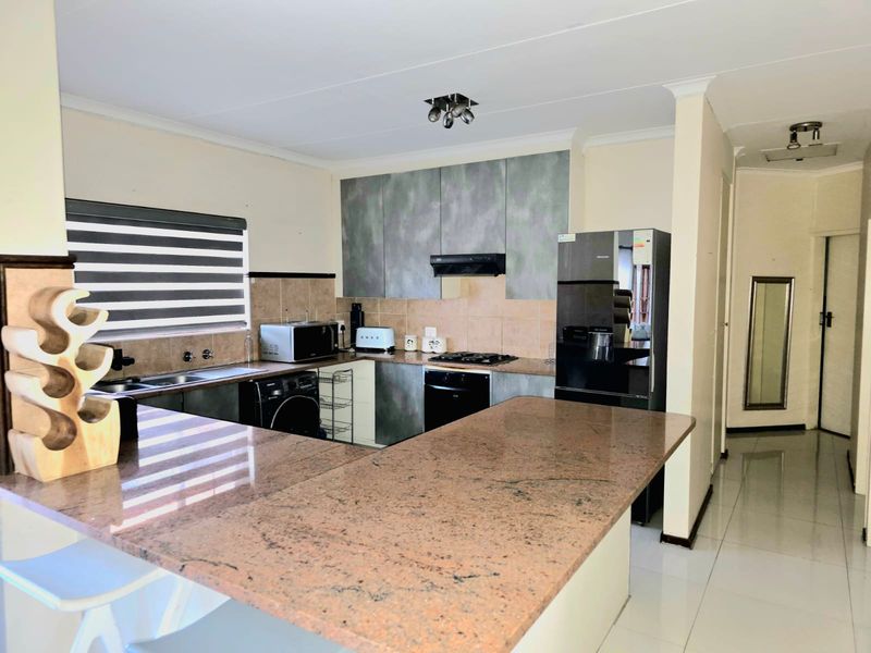 Exceptional Living: 3-Bedroom Simplex within Crescent Wood Estate - Photo 6