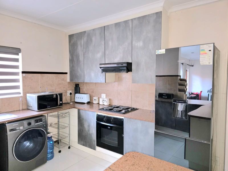 Exceptional Living: 3-Bedroom Simplex within Crescent Wood Estate - Photo 4