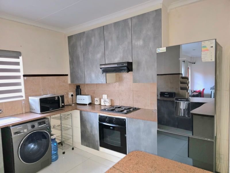 Exceptional Living: 3-Bedroom Simplex within Crescent Wood Estate - Photo 2