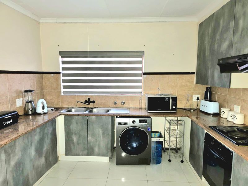 Exceptional Living: 3-Bedroom Simplex within Crescent Wood Estate - Photo 3