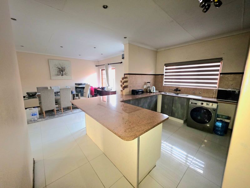 Exceptional Living: 3-Bedroom Simplex within Crescent Wood Estate - Photo 8