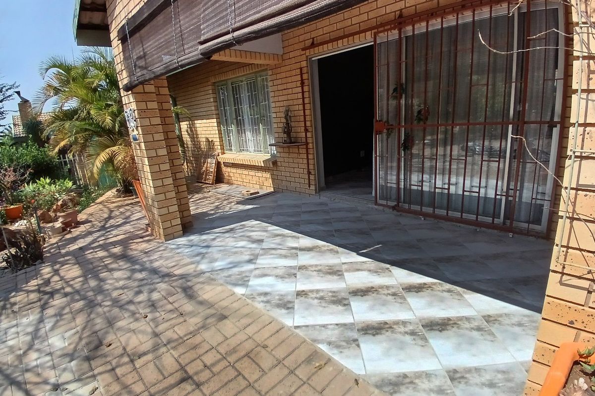 Modern Elegance Meets Effortless Living - Photo 2