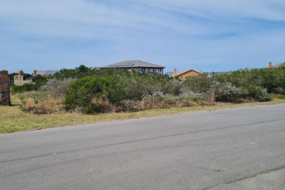 Prime 733m2 Level Stand: Walk to the Beach & Golf Course! - Photo 3