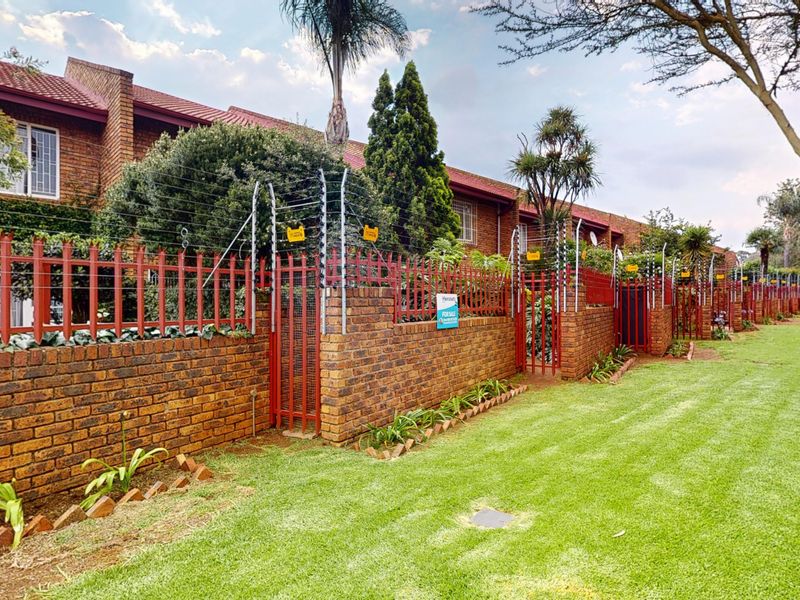 Live Luxury Auction! Bidding to Start From R799,000 !!! - Photo 2