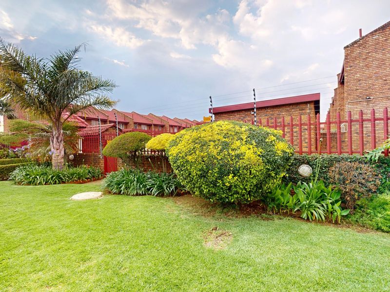 Live Luxury Auction! Bidding to Start From R799,000 !!! - Photo 3