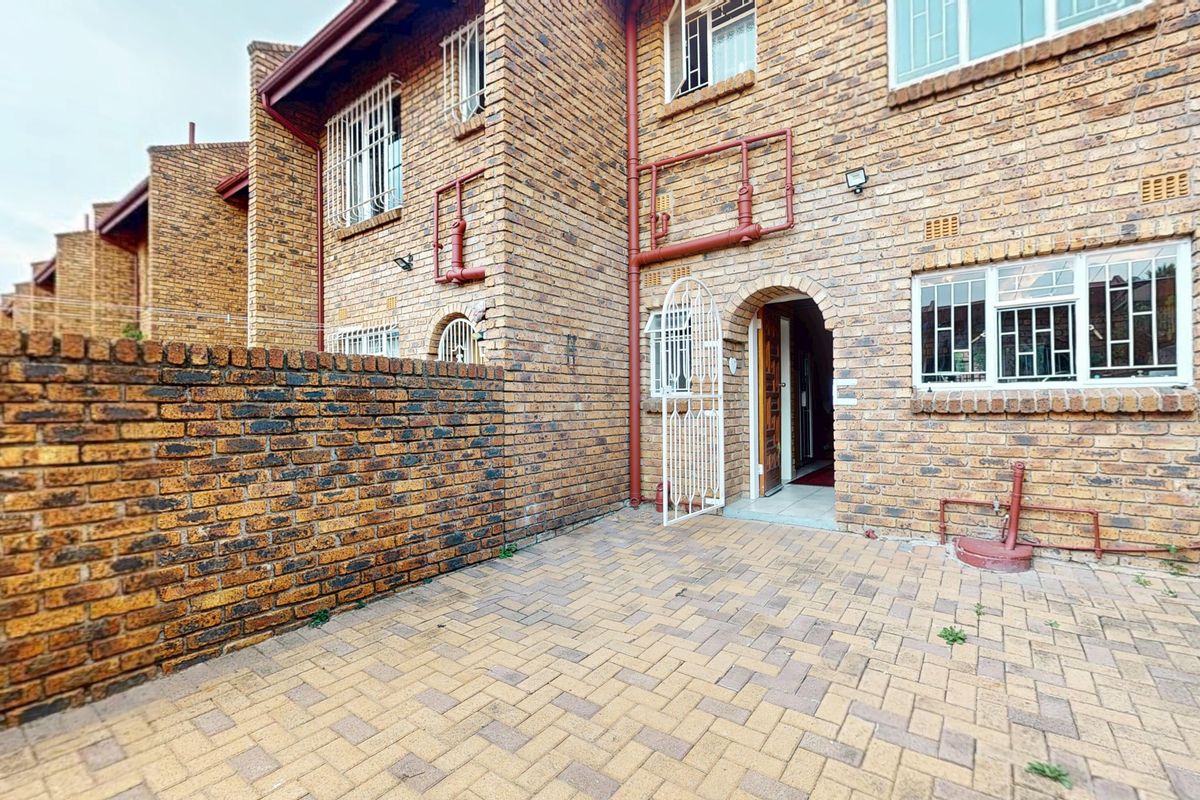 Live Luxury Auction! Bidding to Start From R799,000 !!! - Photo 5