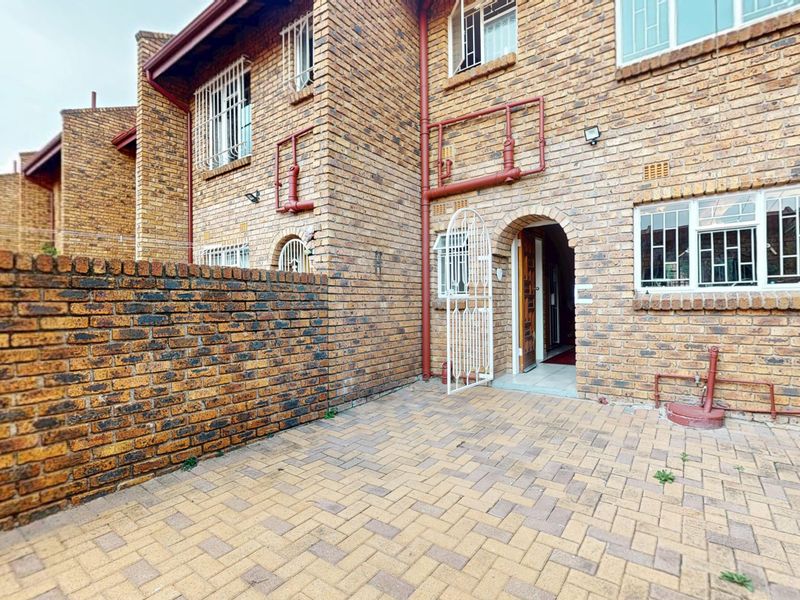 Live Luxury Auction! Bidding to Start From R799,000 !!! - Photo 5