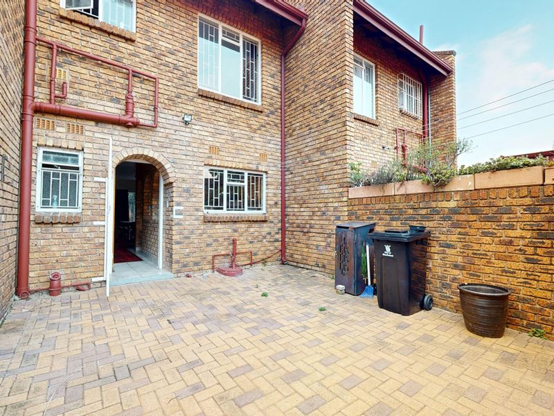 Live Luxury Auction! Bidding to Start From R799,000 !!! - Photo 10