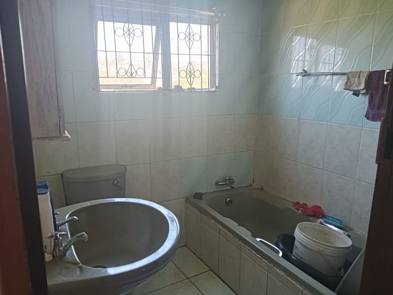 URGENT SALE  2 Bedroom Home in Mdantsane NU14 - Photo 10