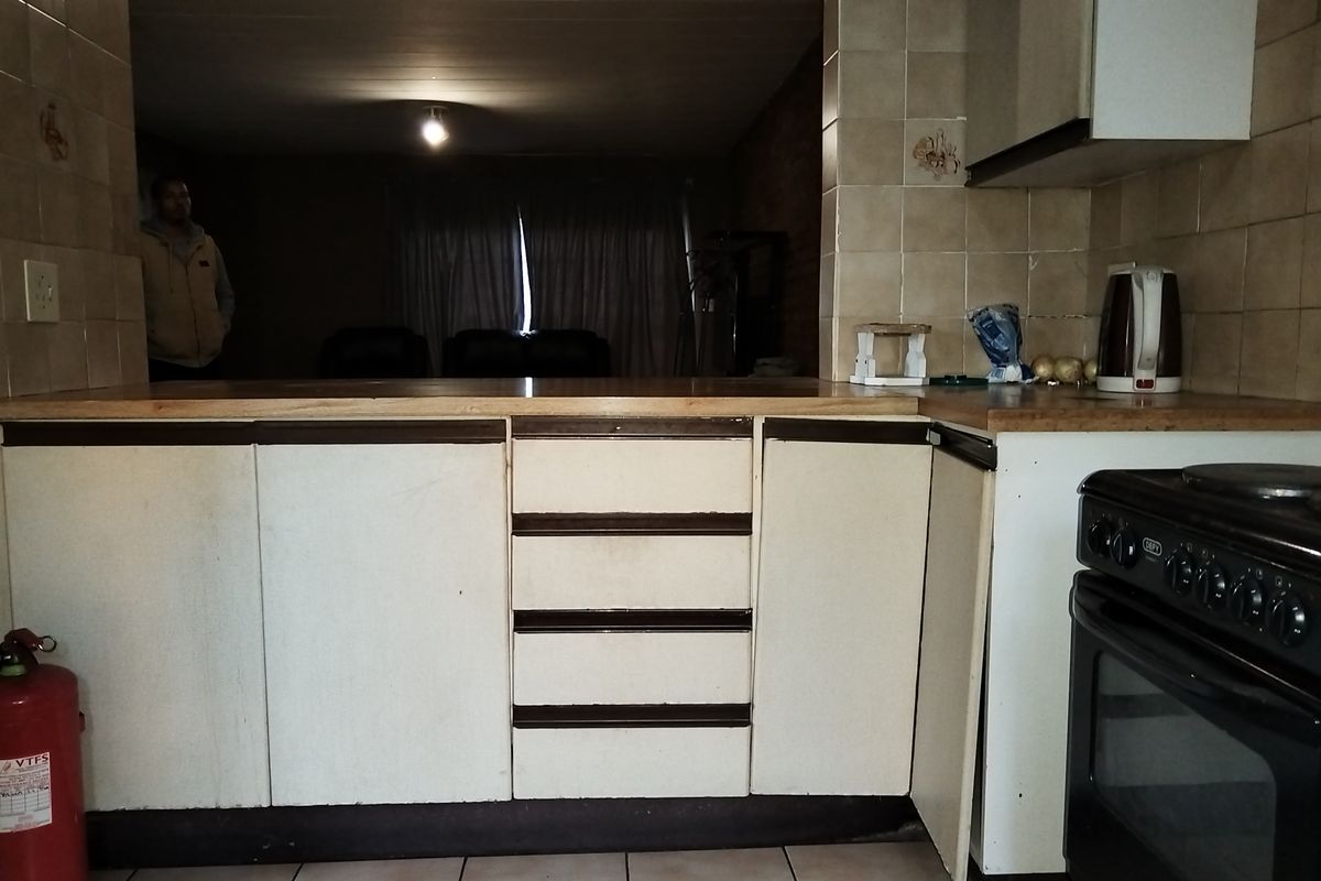 Welcome to your new home in the vibrant and bustling heart of Vereeniging Central! - Photo 4