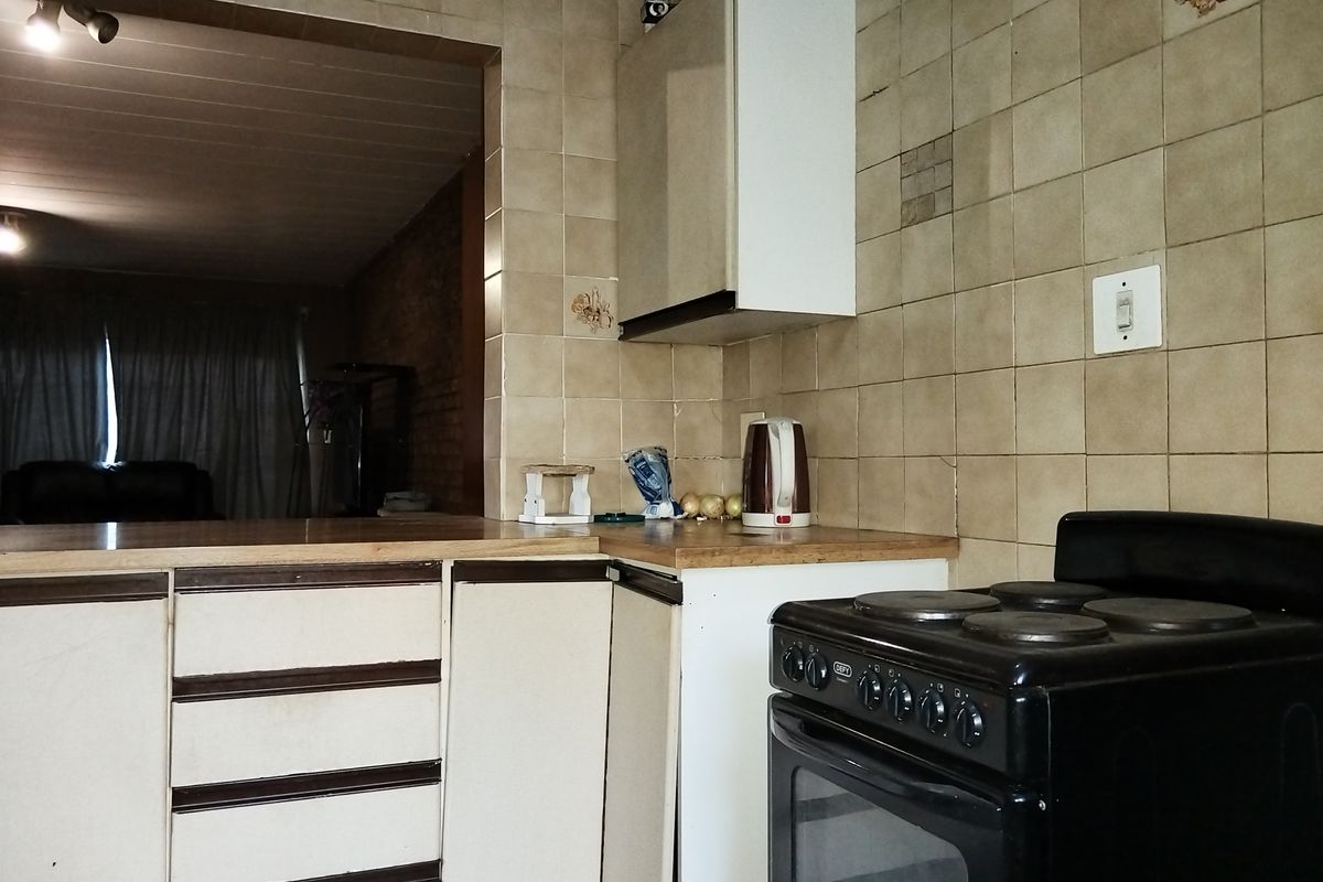 Welcome to your new home in the vibrant and bustling heart of Vereeniging Central! - Photo 5