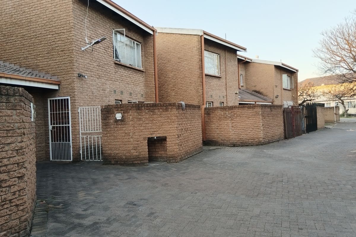 Welcome to your new home in the vibrant and bustling heart of Vereeniging Central! - Photo 2
