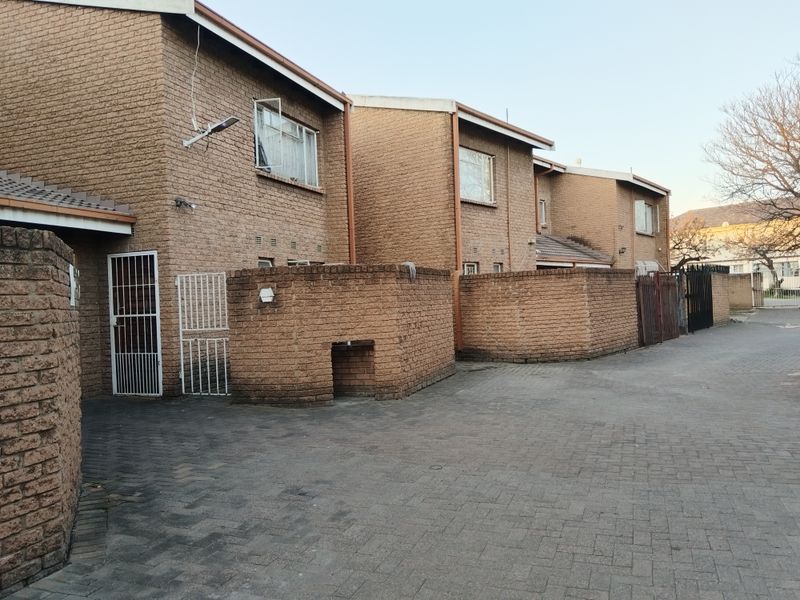 Welcome to your new home in the vibrant and bustling heart of Vereeniging Central! - Photo 2