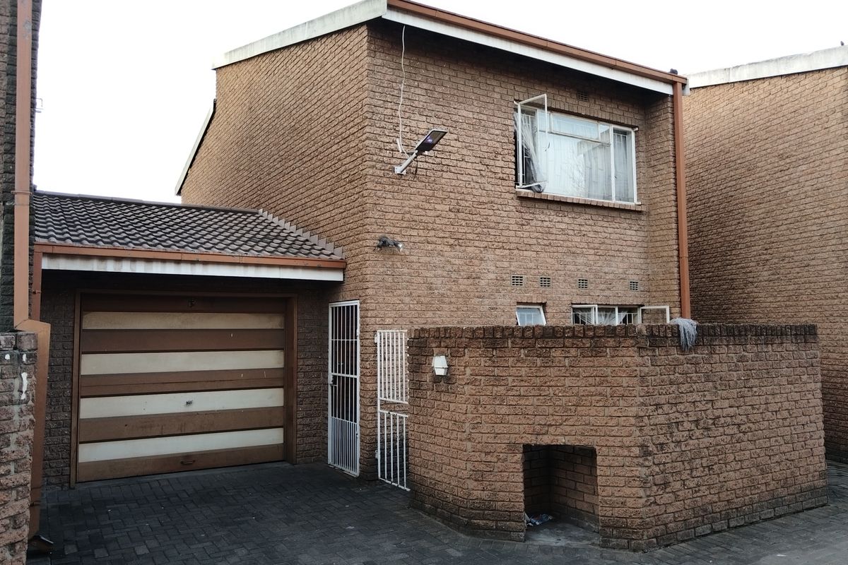 Welcome to your new home in the vibrant and bustling heart of Vereeniging Central! - Photo 3