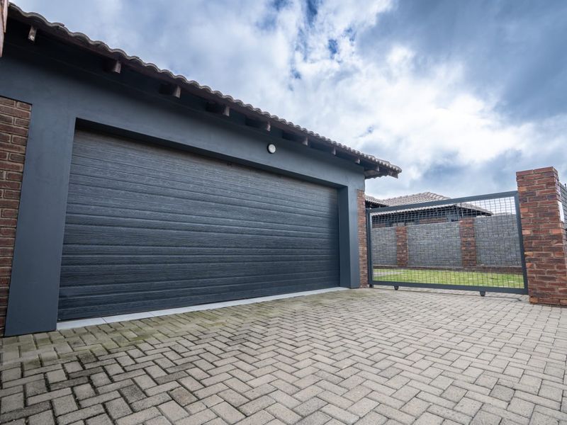 Modern Living in a Popular Area – Close to Schools, Shops & Everyday Convenience - Photo 4