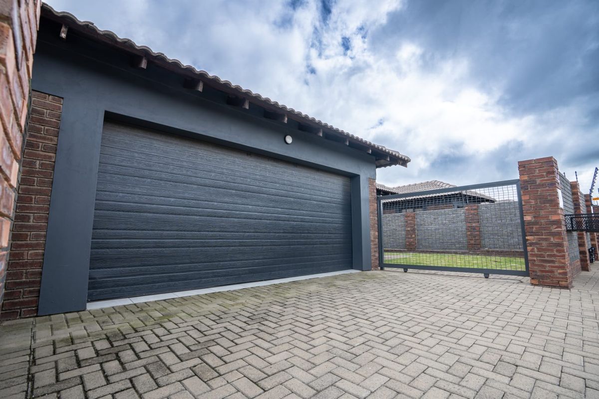 Modern Living in a Popular Area – Close to Schools, Shops & Everyday Convenience - Photo 4
