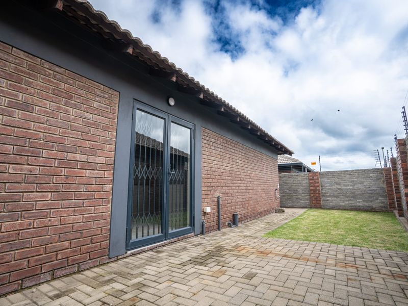 Modern Living in a Popular Area – Close to Schools, Shops & Everyday Convenience - Photo 2