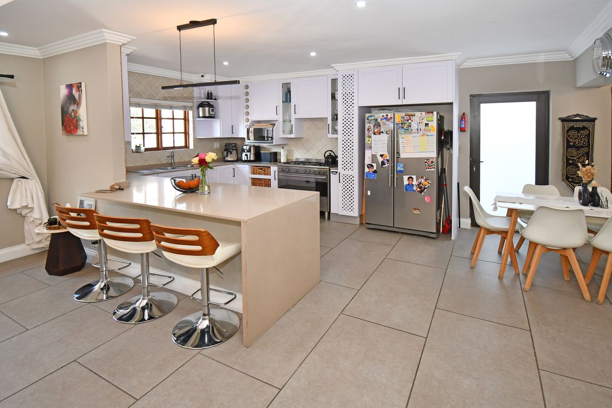 Picture Perfect!! Located in the most sought after estate in Willaway! - Photo 2