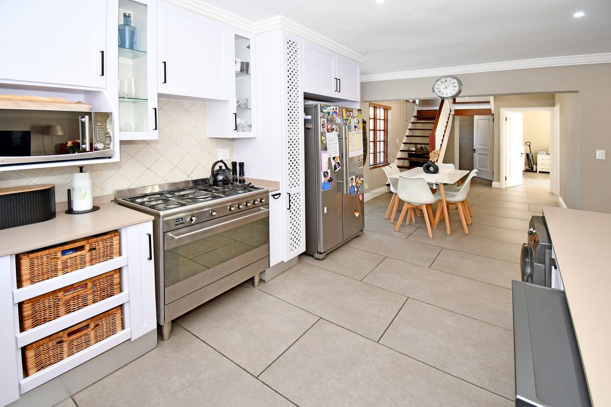 Picture Perfect!! Located in the most sought after estate in Willaway! - Photo 4