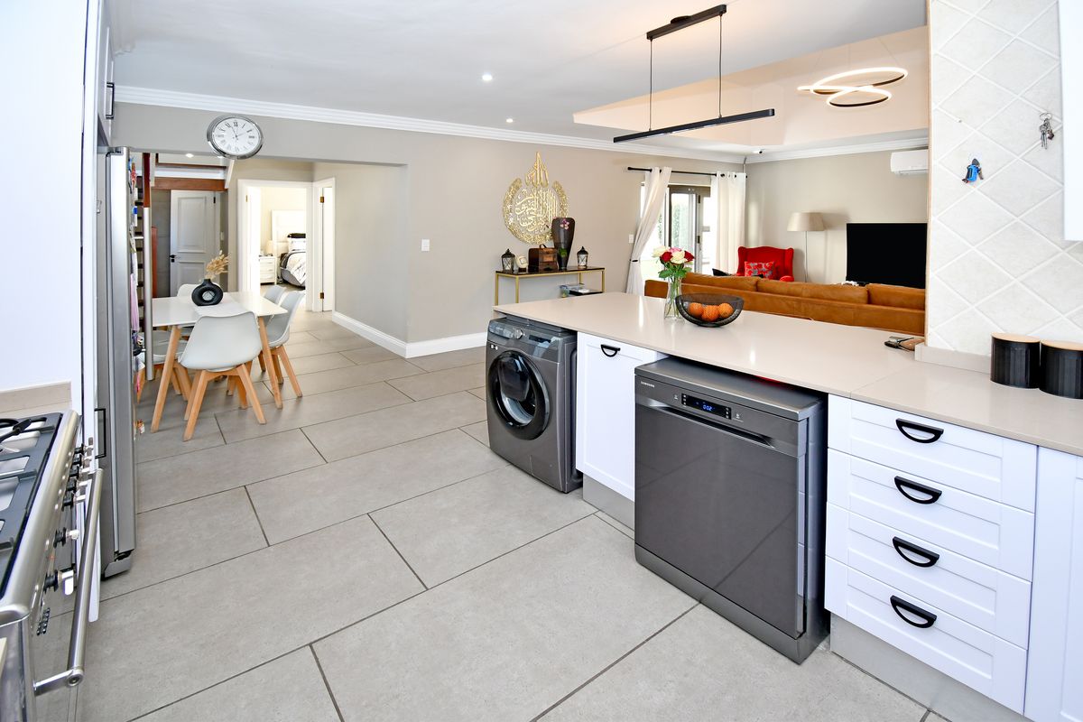 Picture Perfect!! Located in the most sought after estate in Willaway! - Photo 3