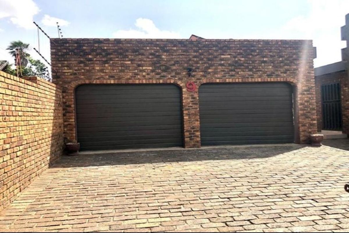 Spacious and secure 4 beds, 2 bathrooms, 2 garages - perfect family home - Photo 3